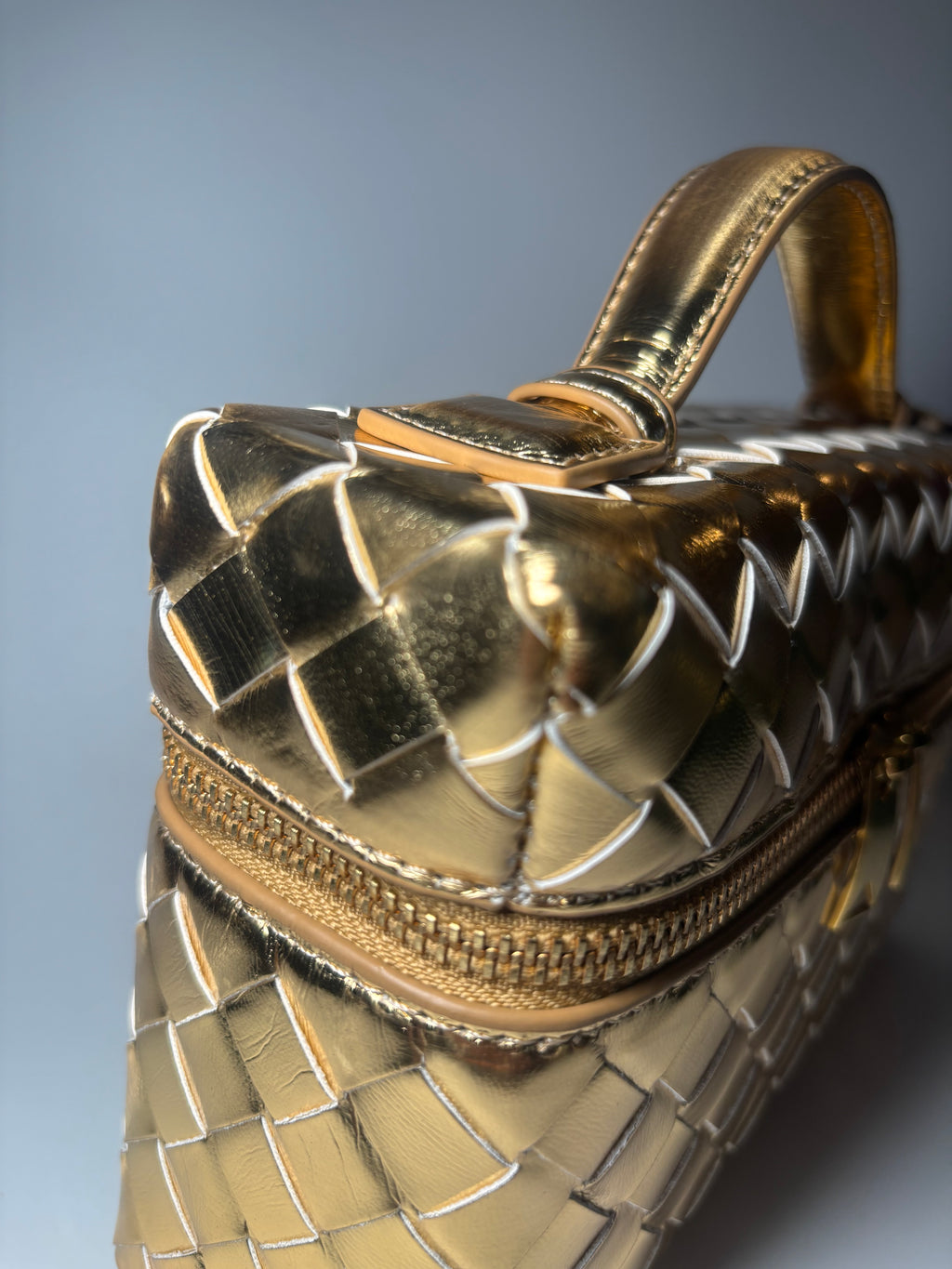 Sac doré tressé à bandoulière