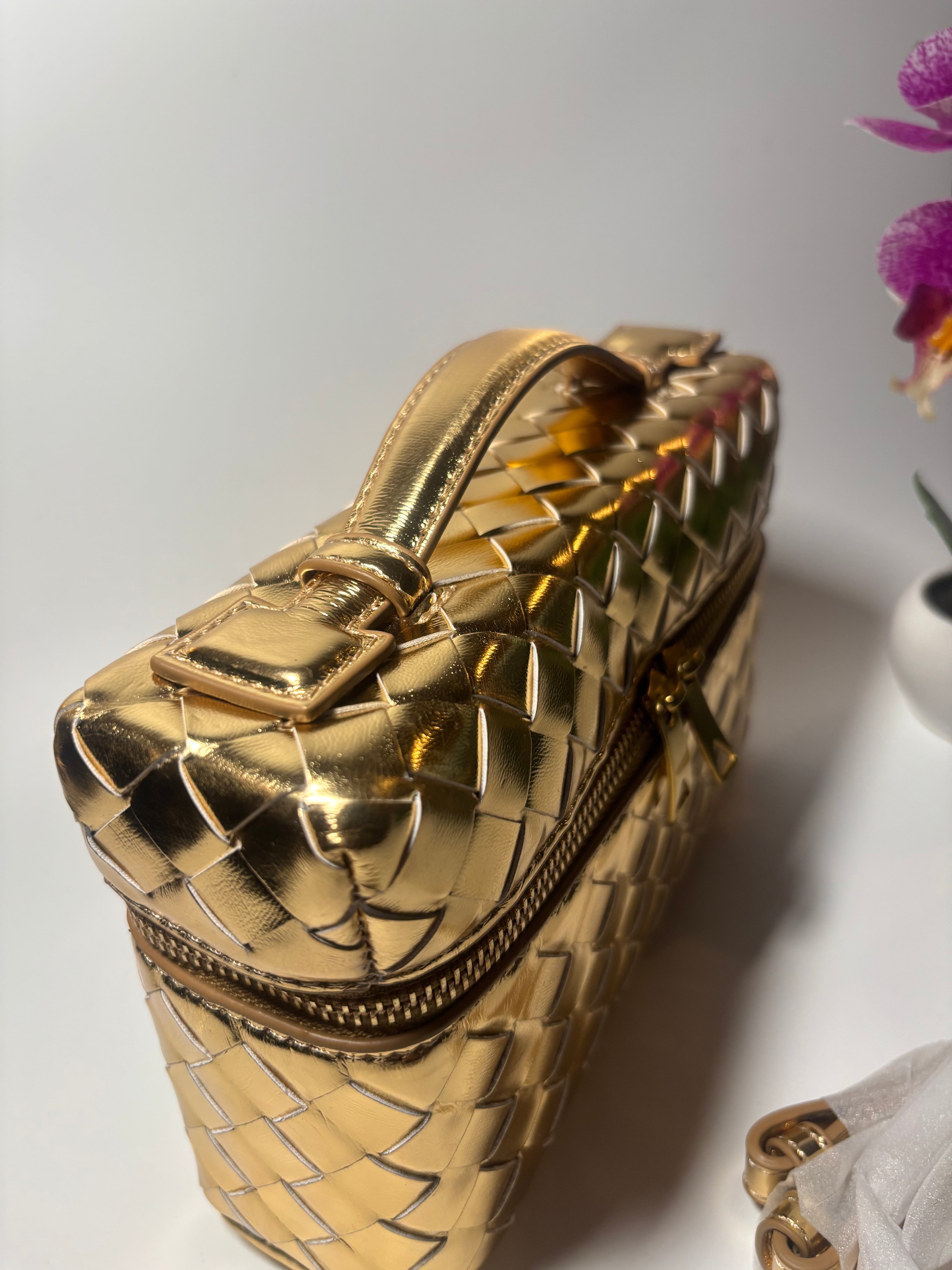 Sac doré tressé à bandoulière